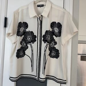Karl Lagerfeld Paris short sleeve graphic floral blouse, black & cream, size XL